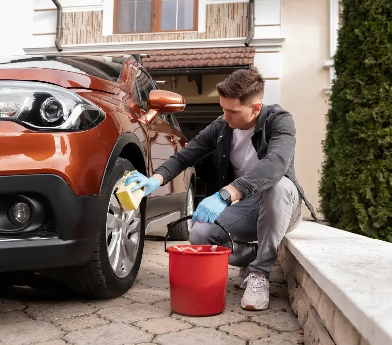 Lavage auto à domicile Étampes-sur-Marne : professionnel intervenant sur un véhicule